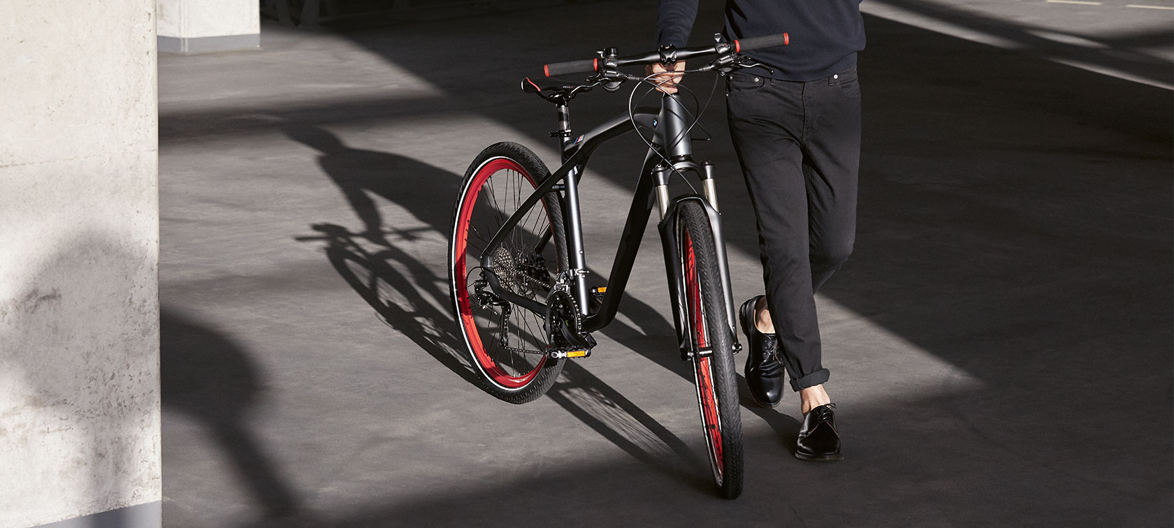 Mann mit BMW Active Hybrid E-Bike. Mann mit BMW Active Hybrid E-Bike.